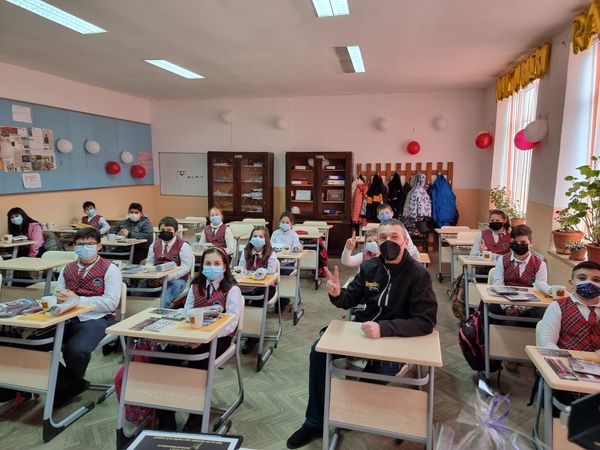 Clasa &bdquo;Uzina de Dume&rdquo; de la Școala Comana de Jos are de astăzi mobilier nou! Elevii clasei a 5-a iau pregătit o surpriză de mari proporții lui Ștefan Coroian