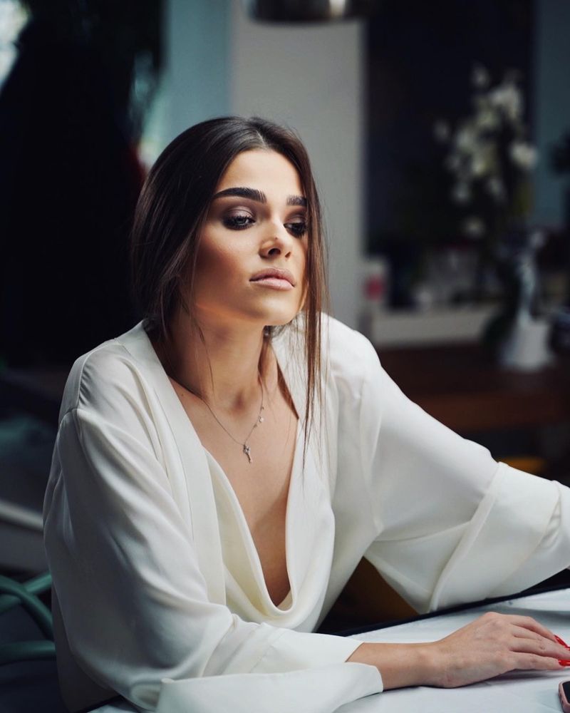 Theo Rose și Cabron au lansat piesa  „Fructul interzis”. 