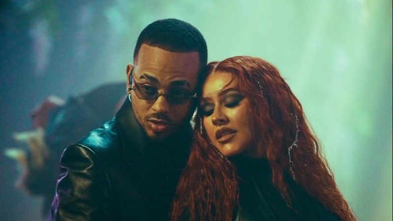 VERSURI Christina Aguilera și Ozuna &bdquo;Santo&rdquo;