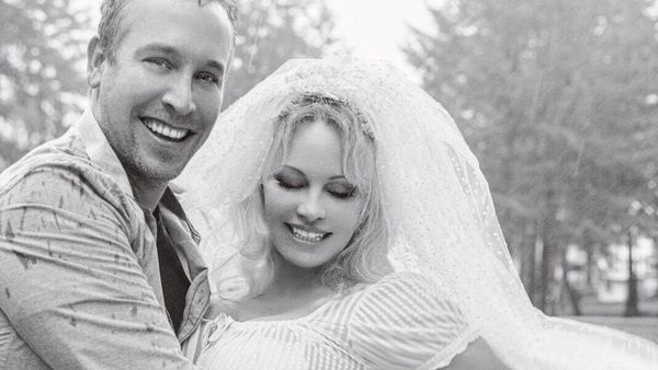 Pamela Anderson și Dan Hayhurst s-au despărțit după un an de la nuntă! Actrița divorțează pentru a cincea oară