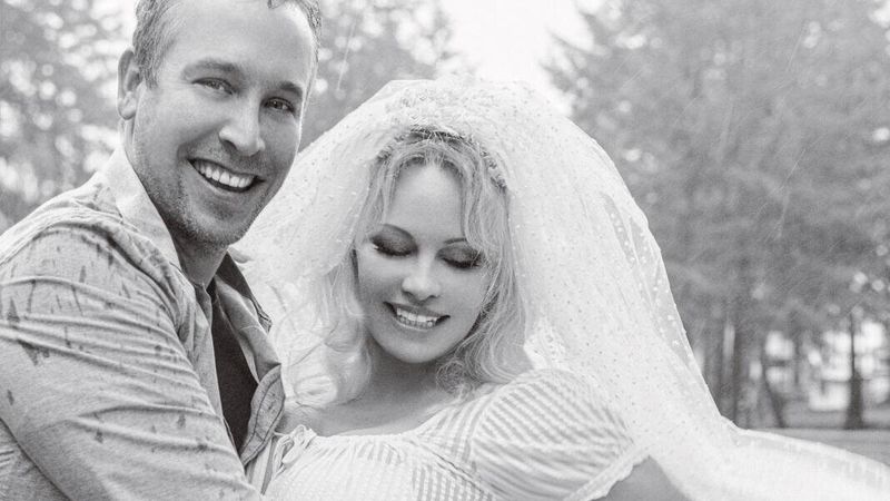 Pamela Anderson și Dan Hayhurst s-au despărțit după un an de la nuntă! Actrița divorțează pentru a cincea oară