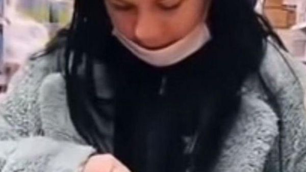 VIDEO: O tânără a înțepat prezervativele dintr-un supermarket, apoi le-a pus înapoi pe raft