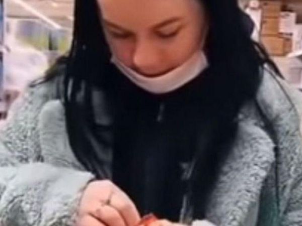 VIDEO: O t&acirc;nără a &icirc;nțepat prezervativele dintr-un supermarket, apoi le-a pus &icirc;napoi pe raft