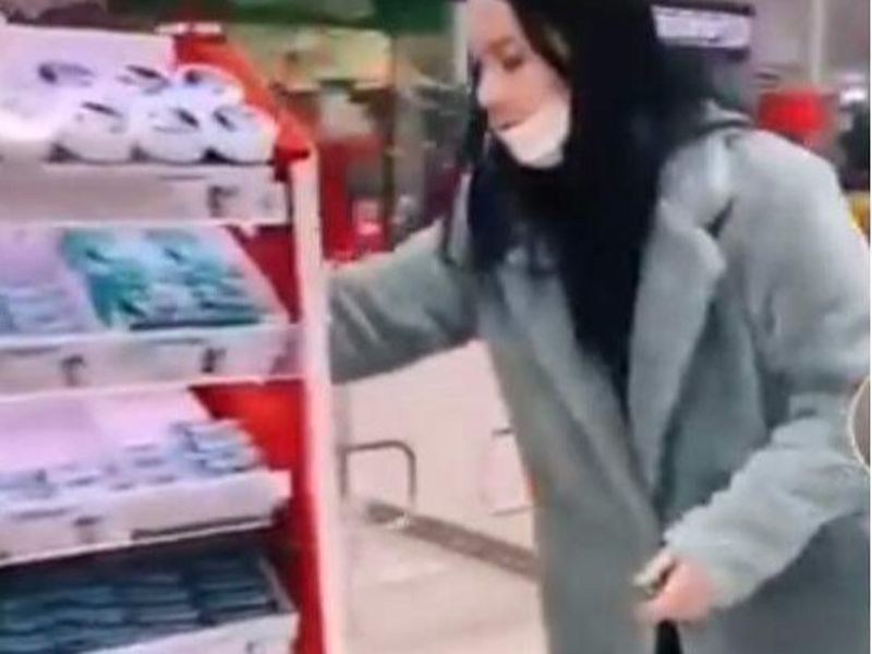 O tânără a înțepat prezervativele dintr-un supermarket, apoi le-a pus înapoi pe raft