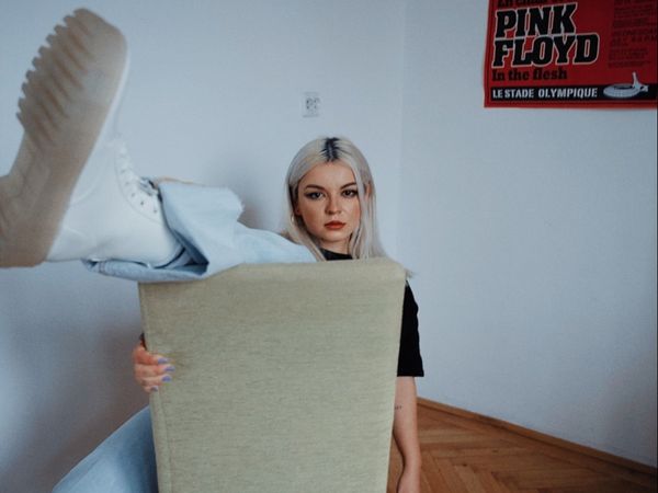 Delia Rus: &bdquo;Lasă-mă-n durerea mea&rdquo;! Artista lansează &bdquo;Ochii caprui&rdquo;, o piesă cu atitudine, care lasă &icirc;n urmă un șir de &icirc;nfr&acirc;ngeri și emoții