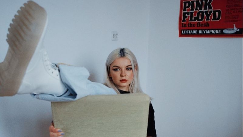 Delia Rus: &bdquo;Lasă-mă-n durerea mea&rdquo;! Artista lansează &bdquo;Ochii caprui&rdquo;, o piesă cu atitudine, care lasă &icirc;n urmă un șir de &icirc;nfr&acirc;ngeri și emoții