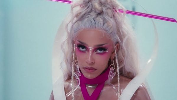 Doja Cat a lansat videoclipul piesei „Get Into It”