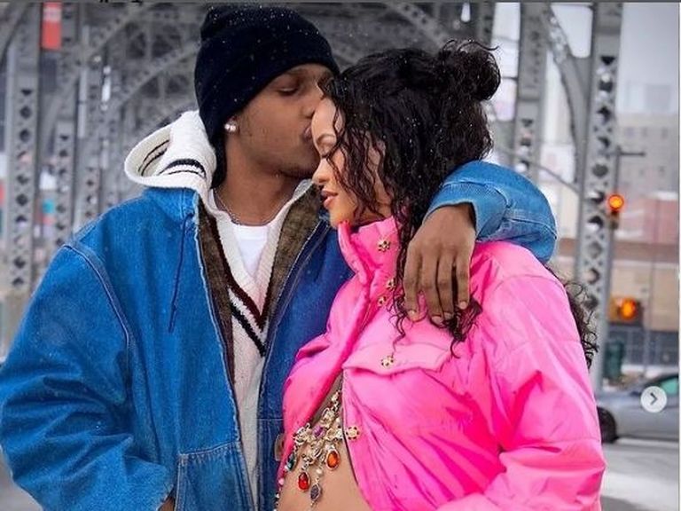 Rihanna este &icirc;ns&#259;rcinat&#259; cu A$AP Rocky! Primele imagini cu burtica de gravid&#259;
