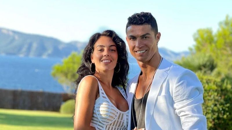 Cristiano Ronaldo și Georgina Rodriguez, imagini inedite din vacanța &icirc;n Dubai! Iubita fotbalistului, &icirc;nsărcinată cu gemeni: &bdquo;At&acirc;t de m&acirc;ndră de familia mea frumoasă&rdquo;