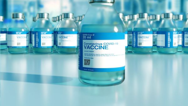 O femeie și-a legat soțul cu o funie și l-a dus la vaccinare! Imaginile au devenit virale. Video