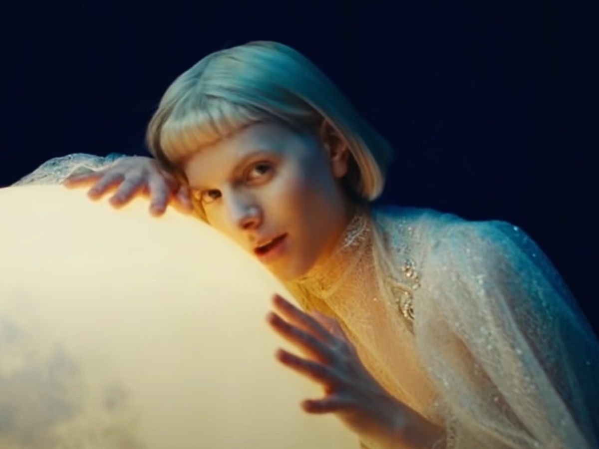 AURORA a lansat piesa „ A Temporary High”