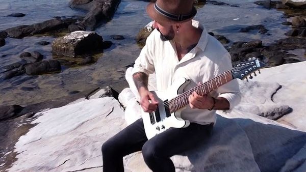 Cezar Popescu, chitarist cunoscut al formațiilor Vița de Vie și Days of Confusion, a lansat primul său single - "G.I.A.N.T.S"