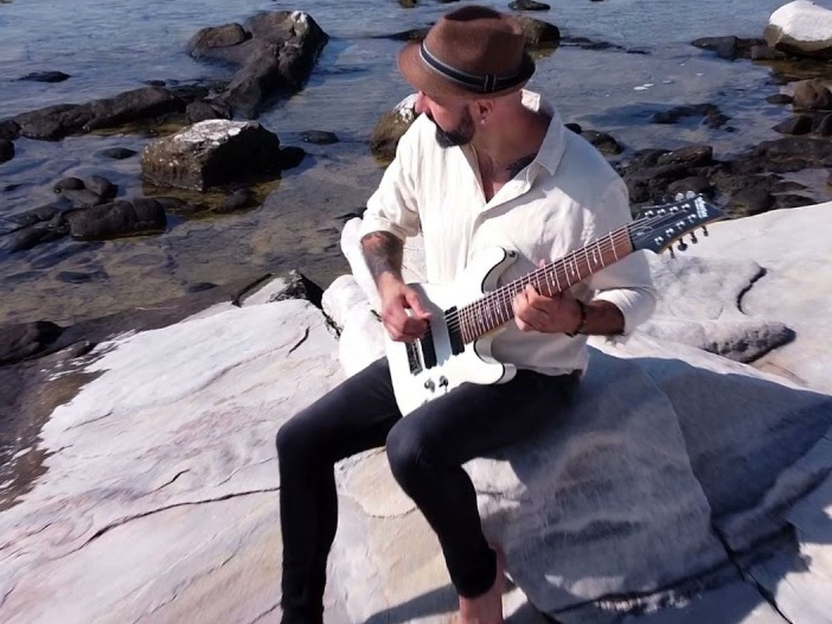 Cezar Popescu, chitarist cunoscut al formațiilor Vița de Vie și Days of Confusion, a lansat primul său single - "G.I.A.N.T.S"