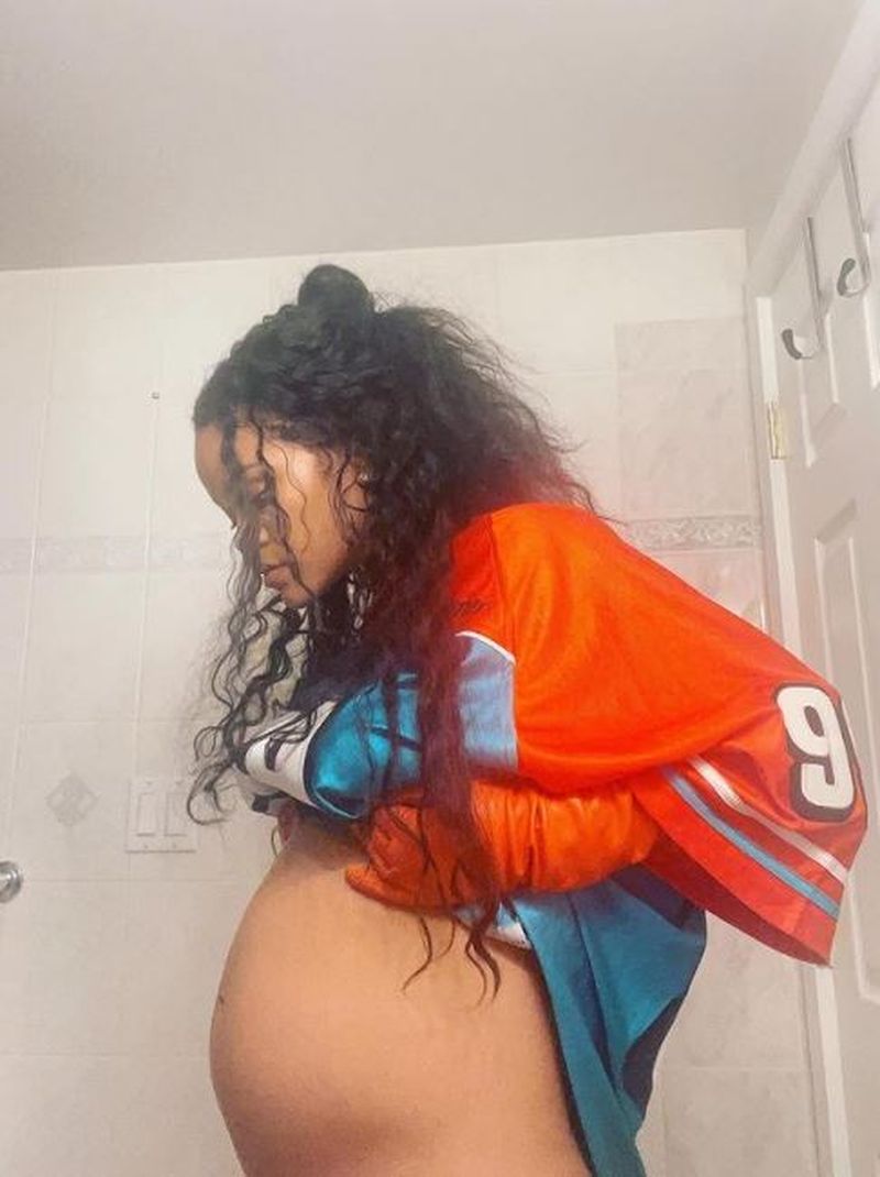Rihanna  a postat prima fotografie cu burtica de gravidă. Cum au reacționat fanii din mediul online?! 