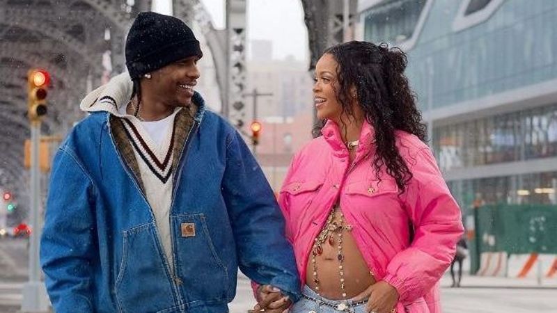 Rihanna a postat prima fotografie cu burtica de gravidă. Cum au reacționat fanii din mediul online?!