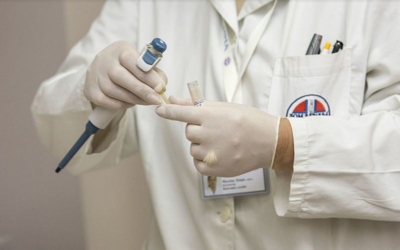 Un ginecolog din Olanda, tatăl biologic a cel puțin 21 de copii ai pacientelor sale! Femeile au apelat la tratamentele sale de fertilitate