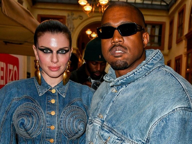 Kanye West, cadou inedit  pentru noua sa iubit&#259;, Julia Fox, cu ocazia zile de na&#537;tere:
