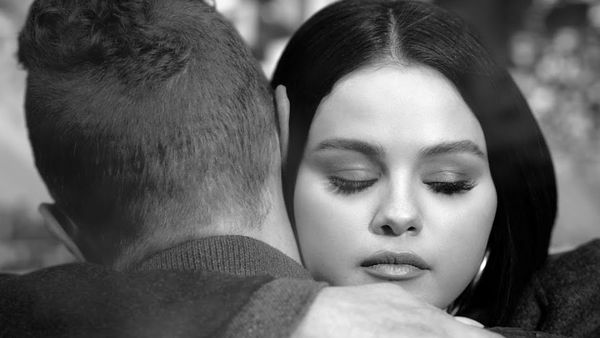 Coldplay și Selena Gomez au lansat videoclipul piesei „Let Somebody Go”