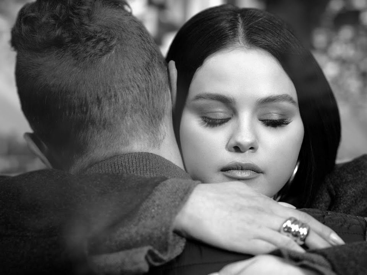 Coldplay și Selena Gomez au lansat videoclipul piesei „Let Somebody Go”