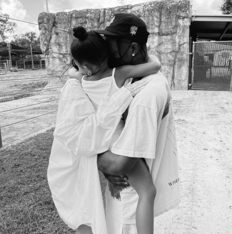 Kylie Jenner şi Travis Scott au ales numele bebeluşului, dar încă nu vor să-l dezvăluie. Care este motivul?!