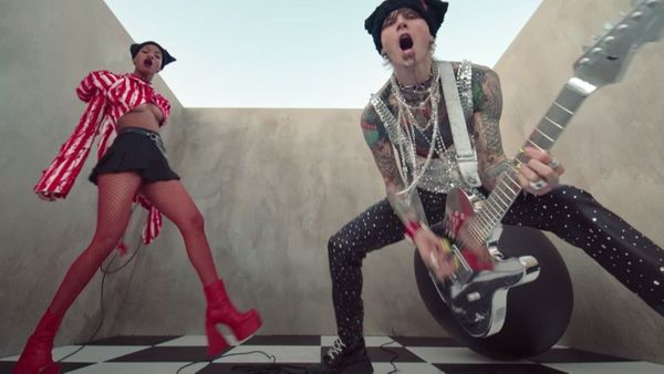 Machine Gun Kelly și Willow au lansat „Emo Girl” - Versurile piesei aici