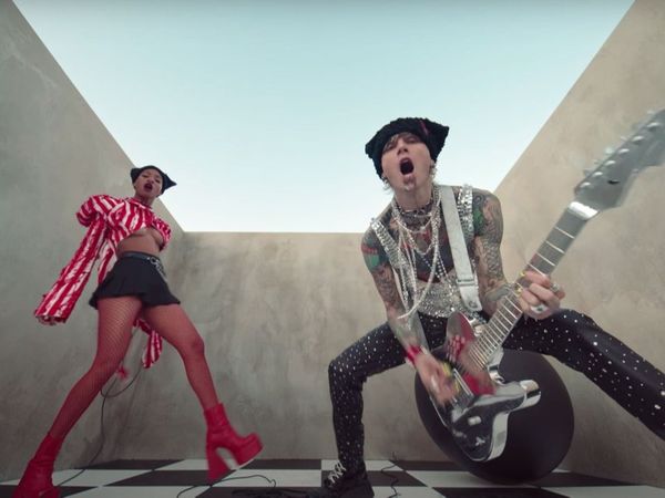 Machine Gun Kelly și Willow au lansat &bdquo;Emo Girl&rdquo; - Versurile piesei aici