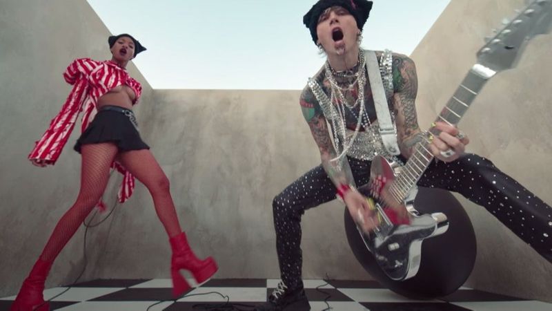 Machine Gun Kelly și Willow au lansat &bdquo;Emo Girl&rdquo; - Versurile piesei aici