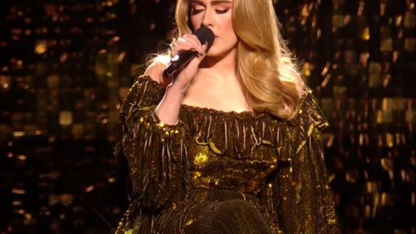 VIDEO: Adele a c&acirc;ntat live la Brit Awards 2022 piesa &bdquo;I Drink Wine": &bdquo;Sunt foarte m&acirc;ndră de mine că mi-am urmat intuiția&rdquo;