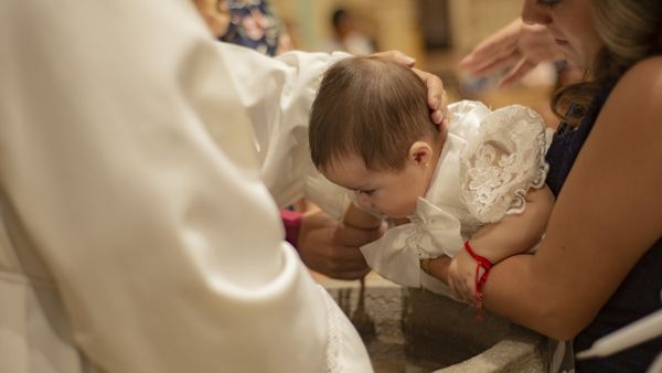 Dimineața Nebună. Un preot catolic trebuie să refacă slujbele de botez făcute în ultimii 20 de ani. AUDIO