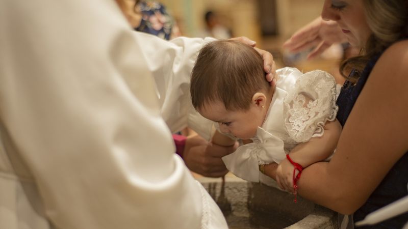 Dimineața Nebună. Un preot catolic trebuie să refacă slujbele de botez făcute &icirc;n ultimii 20 de ani. AUDIO