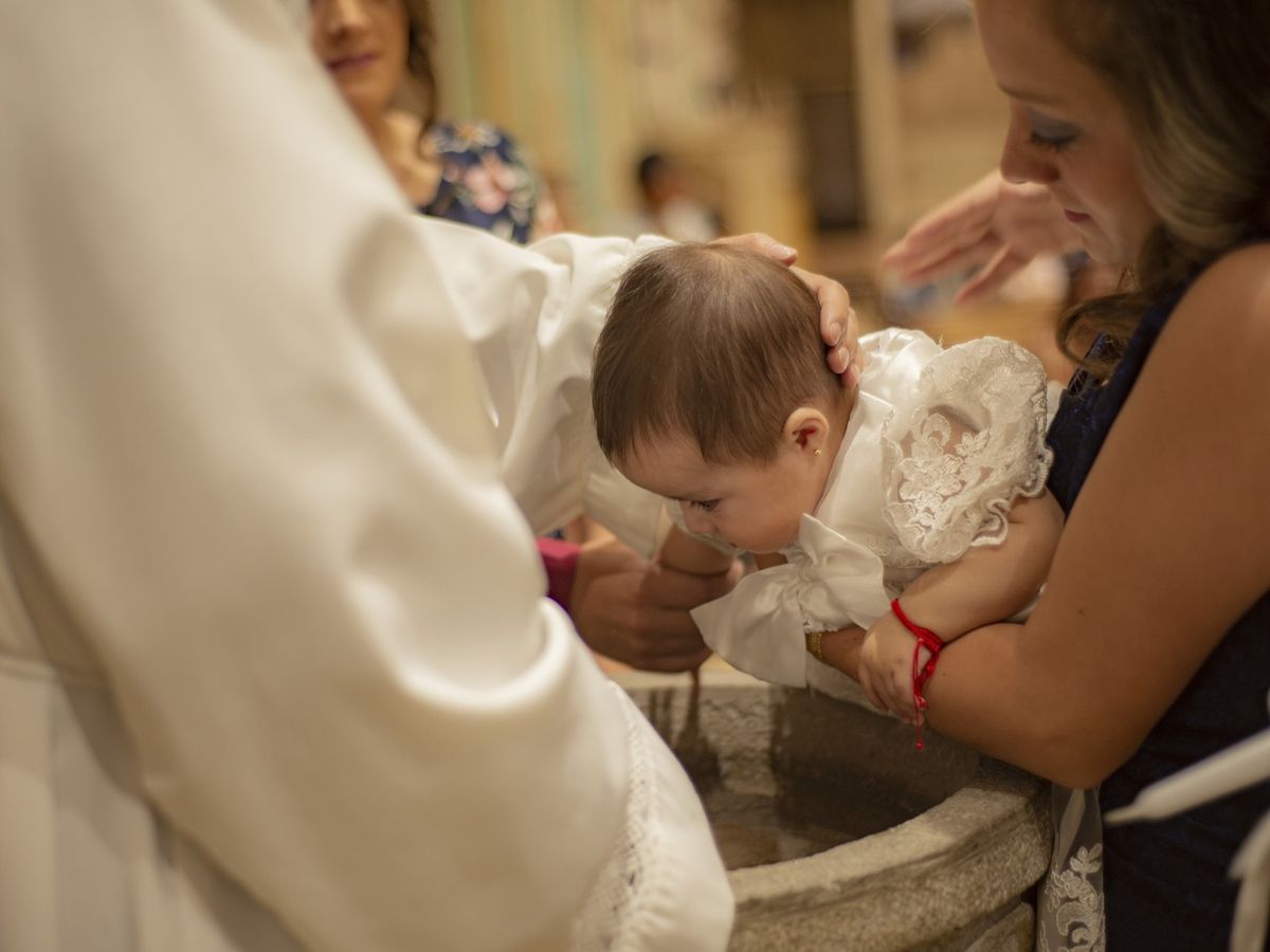 Dimineața Nebună. Un preot catolic trebuie să refacă slujbele de botez făcute în ultimii 20 de ani. AUDIO