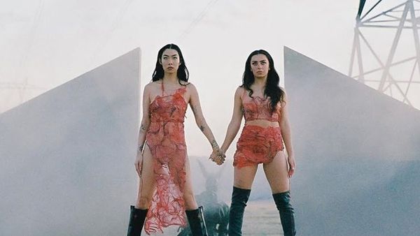 Charli XCX și Rina Sawayama au lansat videoclipul piesei „Beg For You”