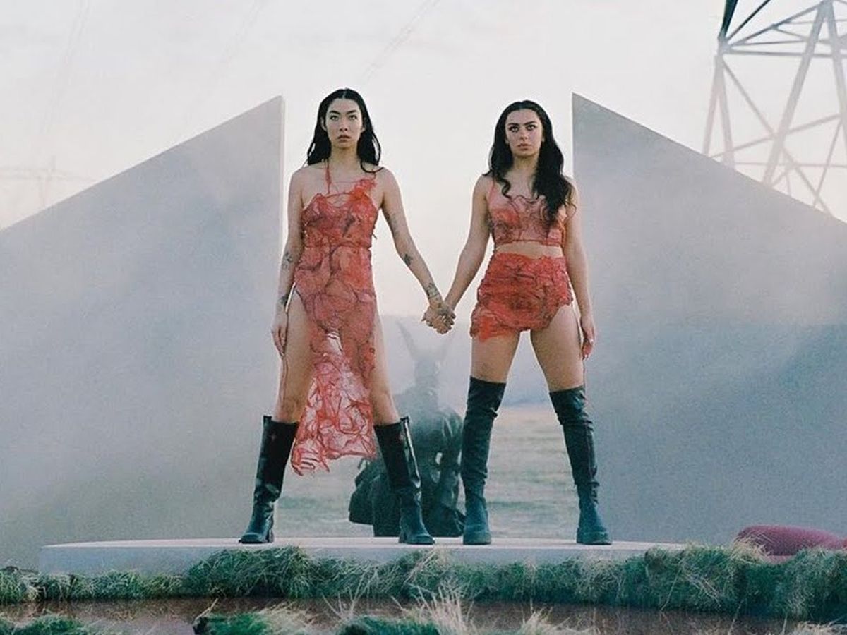Charli XCX și Rina Sawayama au lansat videoclipul piesei „Beg For You”