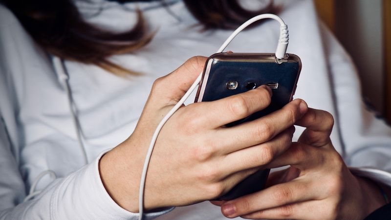 Bancul zilei de vineri: O adolescentă vorbește la telefon