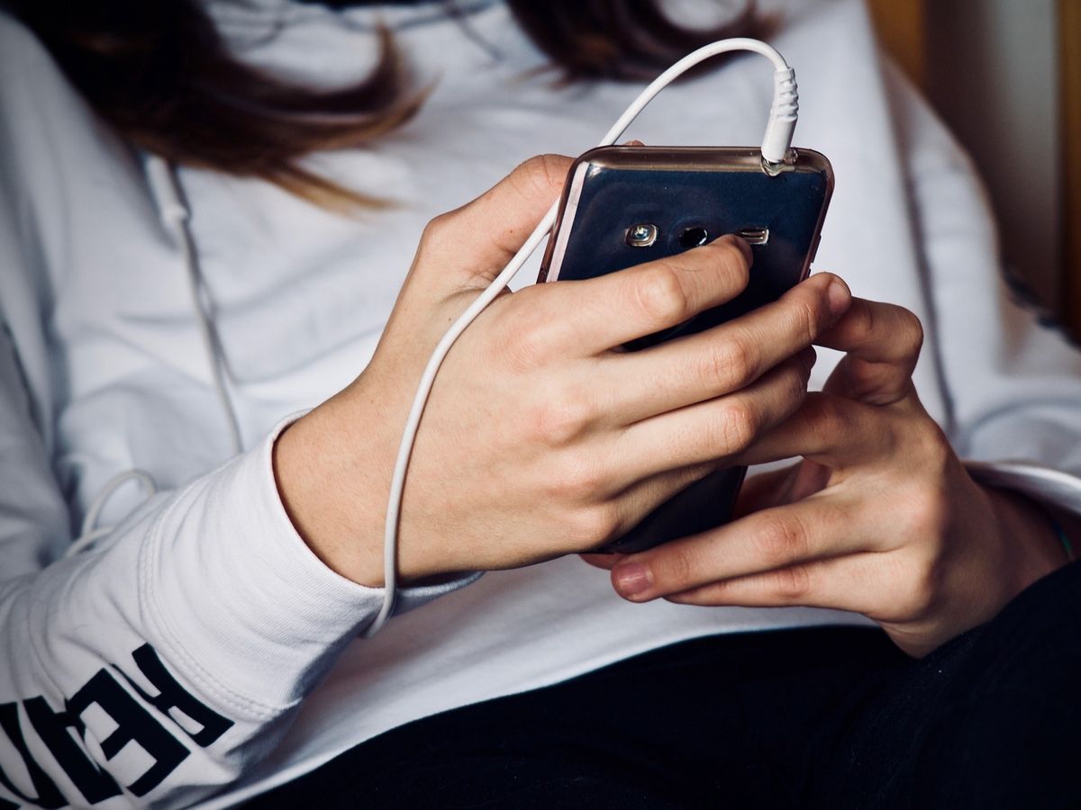 Bancul zilei de vineri: O adolescentă vorbește la telefon