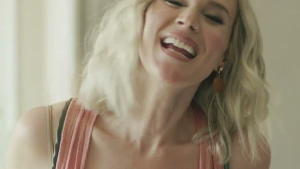 Joss Stone a lansat videoclipul piesei „Oh To Be Loved By You”