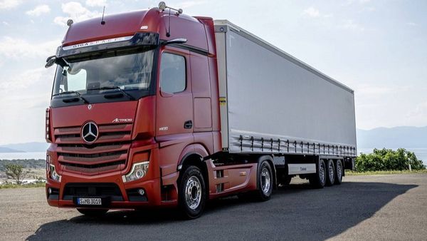 Dimineața Nebună. Un șofer român de tir a provocat pagubă de 85.000 de euro într-o benzinărie din Germania. Audio