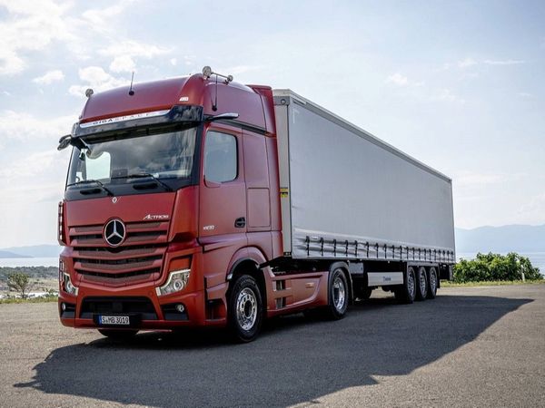 Dimineața Nebună. Un șofer rom&acirc;n de tir a provocat pagubă de 85.000 de euro &icirc;ntr-o benzinărie din Germania. Audio