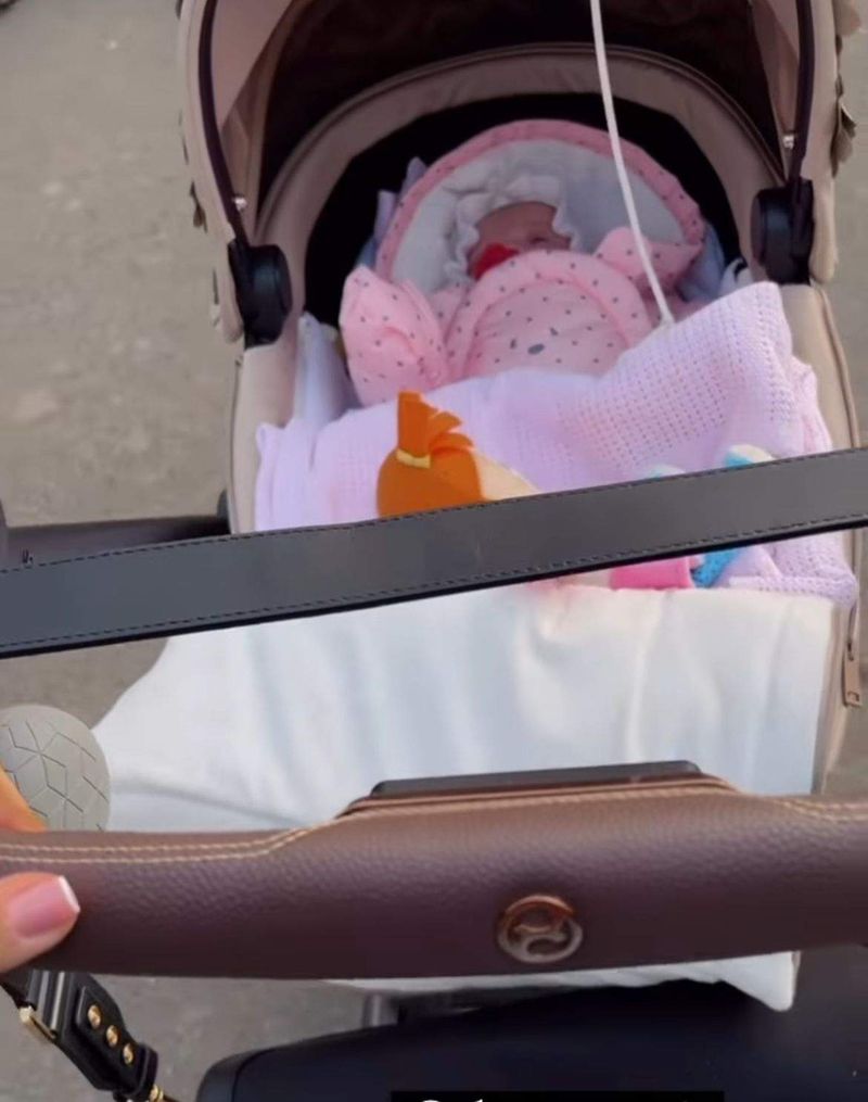 Nicole Cherry, prima ieșire în parc cu micuța Anastasia