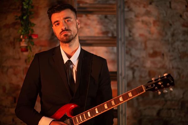 Ce &icirc;nălţime are Liviu Teodorescu? Topul celor mai &icirc;nalţi bărbaţi din showbiz