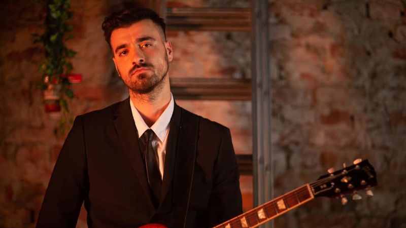Ce &icirc;nălţime are Liviu Teodorescu? Topul celor mai &icirc;nalţi bărbaţi din showbiz