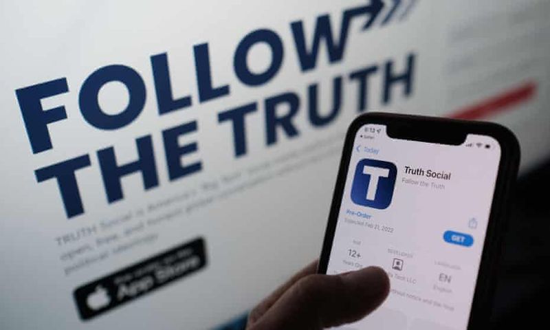 Donald Trump a lansat „Truth social”, propria sa rețea de socializare. Fostul președinte american a fost blocat pe Facebook și Twitter