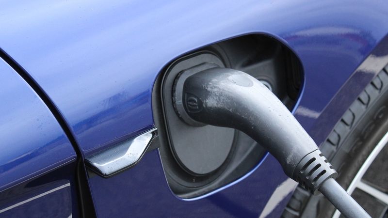 C&acirc;t costă să &icirc;ncarci o maşină electrică &icirc;n 2022?