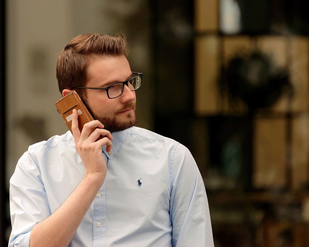 Bancul zilei de miercuri: Un tip îsi sună cel mai bun prieten