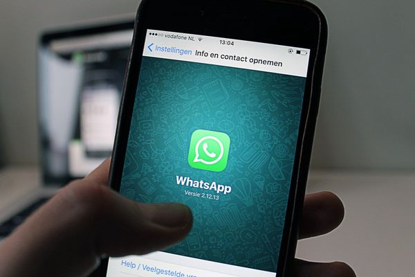Cum salvezi o conversaţie pe WhatsApp