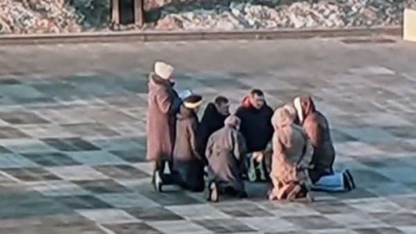 Imagini emoționante &icirc;n Ucraina. Oamenii se str&acirc;ng și se roagă pentru pace