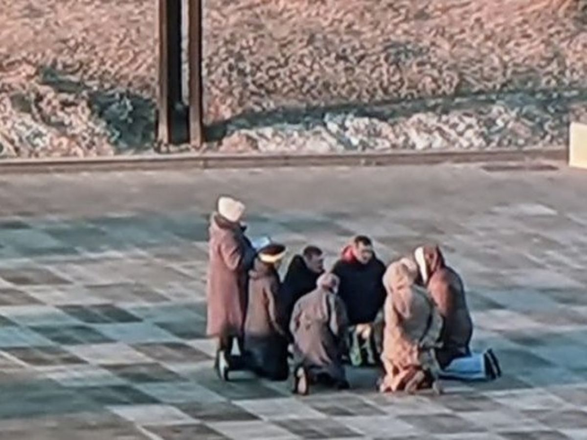  Imagini emoționante în Ucraina. Oamenii se strâng și se roagă pentru pace 