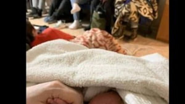 Miracol &icirc;n vremea războiului! O fetiță a avenit pe lume la metroul din Kiew &icirc;n timp ce mama ei se adăpostea de atacul rușilor