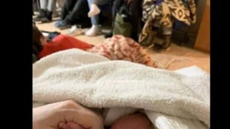 Miracol &icirc;n vremea războiului! O fetiță a avenit pe lume la metroul din Kiew &icirc;n timp ce mama ei se adăpostea de atacul rușilor