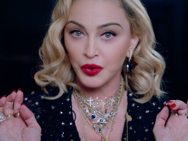 Madonna foc şi pară pe Putin! Artista &icirc;l compară pe conducătorul Rusiei cu Hitler